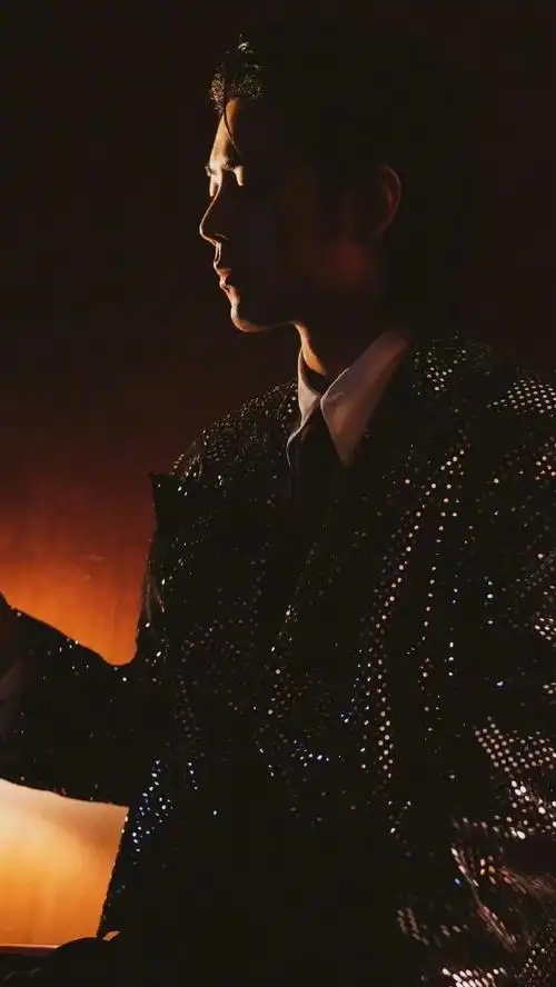 肖战龙年开工照#肖战最新一组gq封面大片的随拍图集,全程散发魅力的