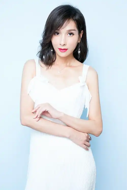 杨恭如曝光最新写真 一席白裙宛若仙子翩若惊鸿