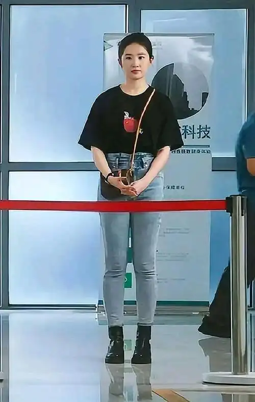 最近,刘亦菲新剧被嘲颜值下滑,脸型变胖了,发福到脸圆无美感,皮肤上的