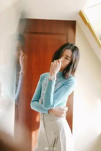 刘雯剪了波波头短发就是高级,牛仔外套搭配印花裙,减龄时髦大气_发型