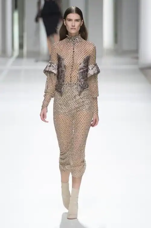 超模时装秀:性感超模身穿时尚薄纱,美的太惊艳,好亮眼