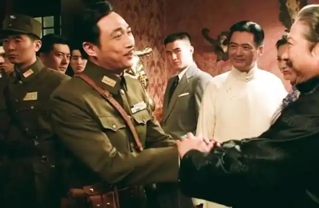 其中周润发饰演的成大器和洪金宝饰演的洪寿亭,分别是以青帮三大亨之