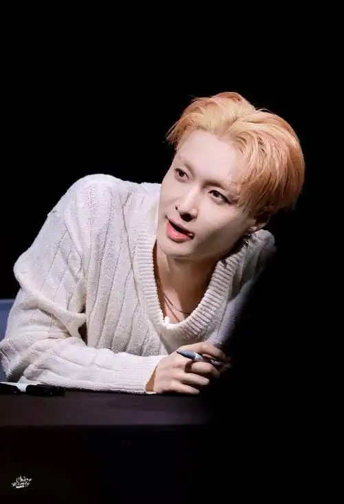 张艺兴[超话]#240420 签售 延迟补一下超甜小可爱12 23˙83˙