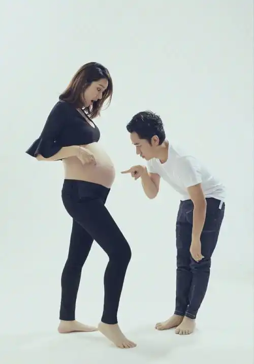 李亚男晒孕期大肚照,王祖蓝被网友调侃:比李亚男肚子还大