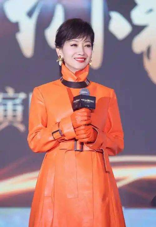 原创赵雅芝身材好又会穿橙色大衣配高跟鞋优雅高贵哪像奶奶辈的人