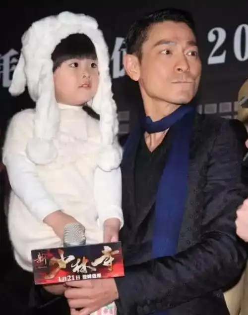 刘德华6岁女儿近照,胖成小圆球,网友:翻版王诗龄!_刘向蕙