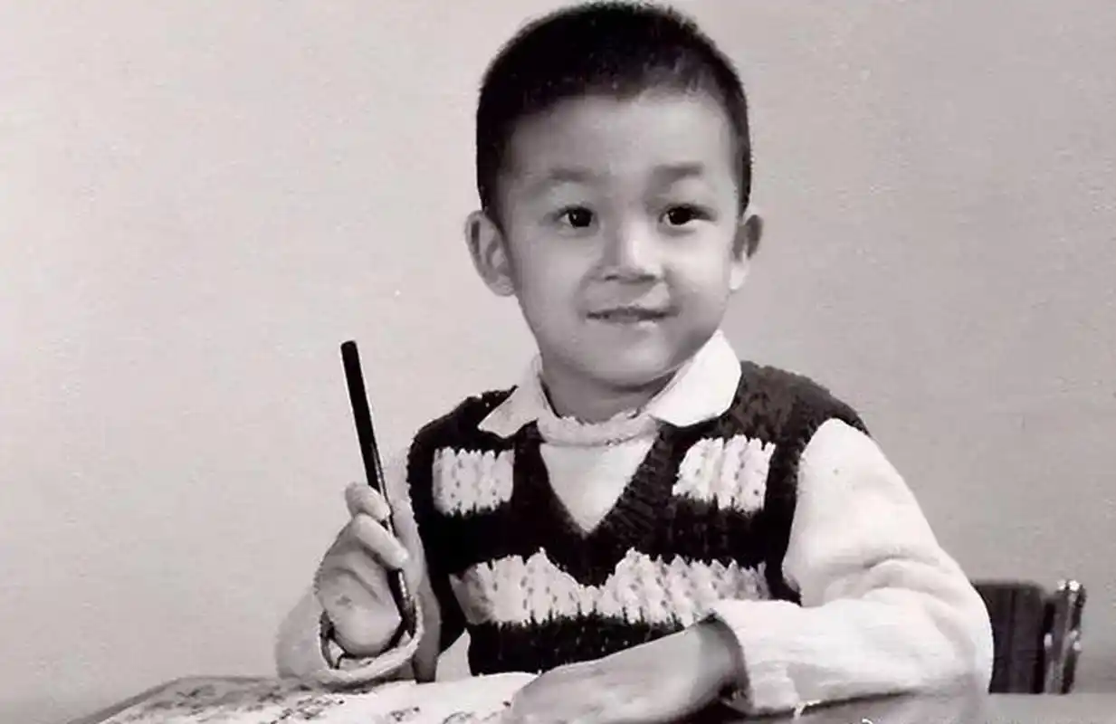 小时候的潘粤明,虽然满脸的稚气,但是掩盖不住优渥的生活和良好的家庭
