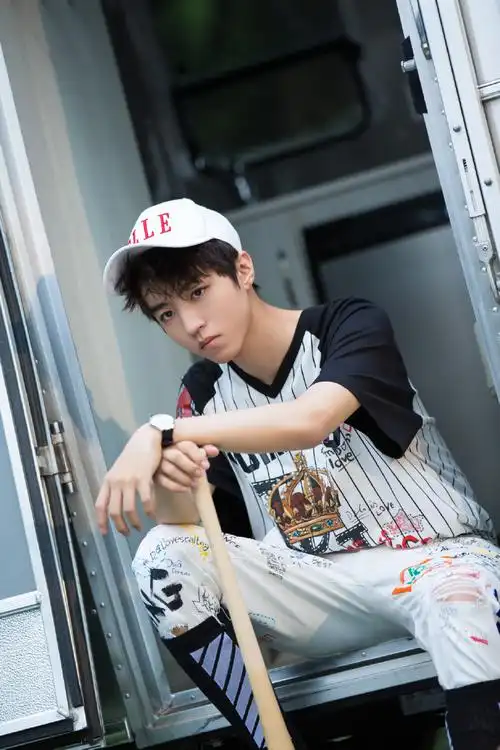 tfboys王俊凯棒球写真图片