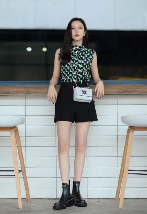 宋妍霏踩黑色短靴出镜,配短裤绿色无袖衫,清爽利落狂秀大长腿