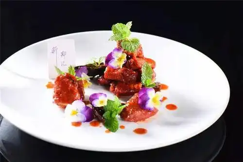 新郑汇团队秉承"口味为王,意境摆盘为辅"的菜品理念,在郑州赢得餐饮界