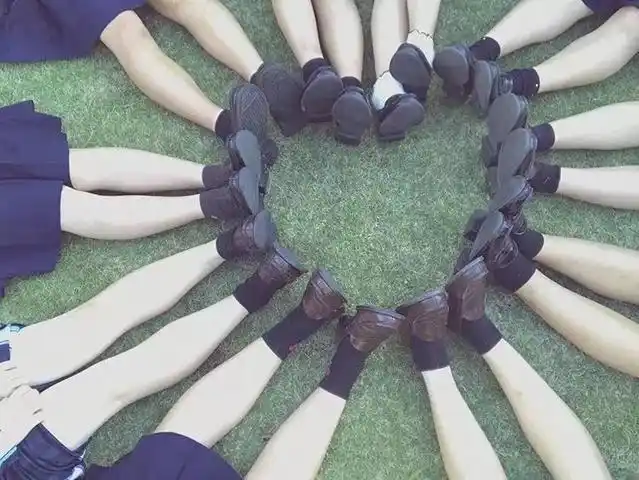 多人合影拍摄姿势大全赶紧学起来称霸朋友圈吧