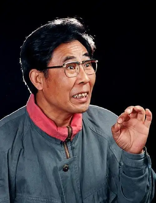 李文启从一开始出现在春晚舞台上,就已经不年轻,而后出演的又多是老年