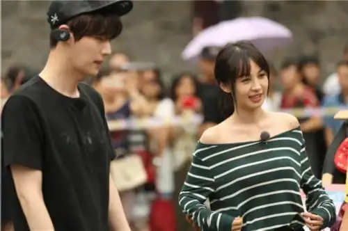 李菲儿安宰贤变身一夜情侣 两人亲密如男女朋友 / 比乐族