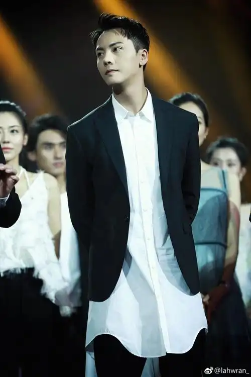 大明星呀我认识的就陈伟霆呀,调皮的时樾哈哈哈哈