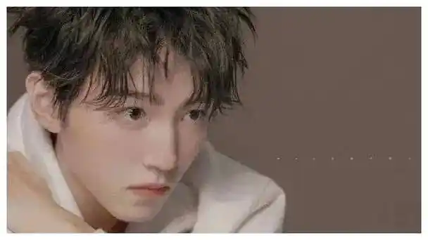 王俊凯与经纪人杨柳的绯闻,引发热议!