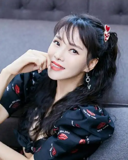 55岁伊能静cos唐妆惹热议,身姿丰腴迷人,却被网友吐槽难看显老