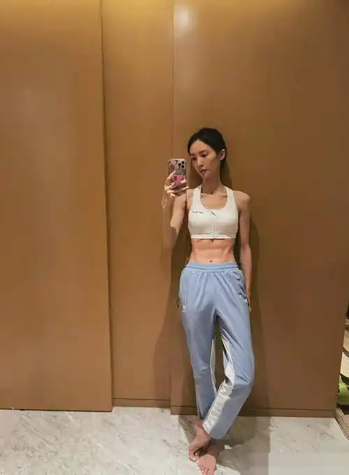 金晨这腹肌也太惊人了吧?虽然瘦但是人家有力量啊!_健身_身体_情况