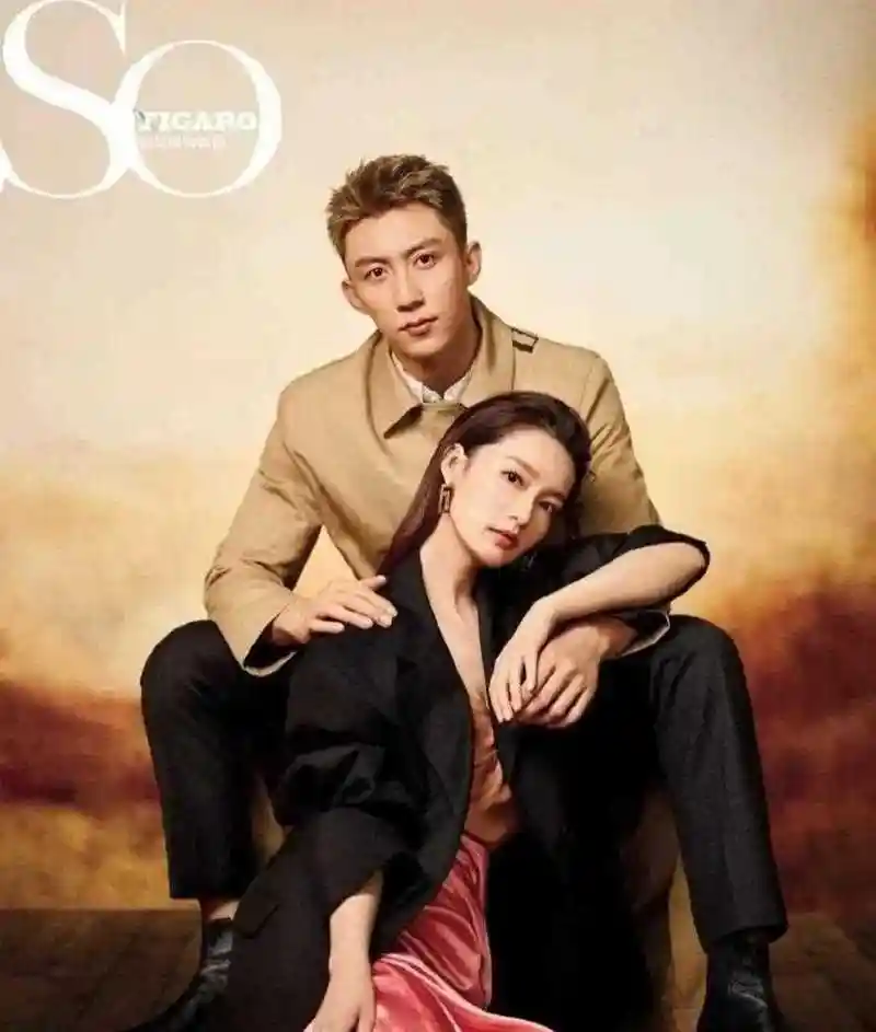 李沁黄景瑜合体拍时尚大片,两个人穿着同款驼色大衣,将情侣装演绎的