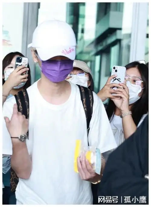 鹿晗现身机场被粉丝疯狂跟拍,网友:辣个男人发色还是没变啊!