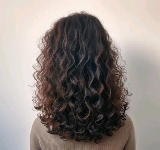 冬天发型不论怎么烫,最美还是羊毛卷全头烫,蓬松瘦脸