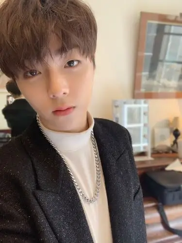 翻出哥19年的自拍调个滤镜当头像大帅哥自拍果然很好看!想改的改改吧