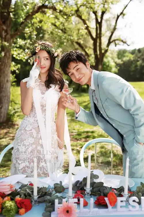 小清新婚纱照在森林来一场浪漫烛光约会