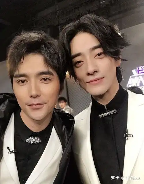 郑云龙和阿云嘎单录的同名歌曲合在一起为什么那么合拍