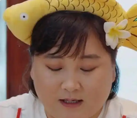 贾玲似乎变得低调起来,但近日却因新电影《热辣滚烫》的片段截图再次