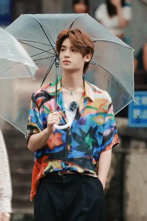 黄明昊花衬衫饭拍港风氛围感拉满