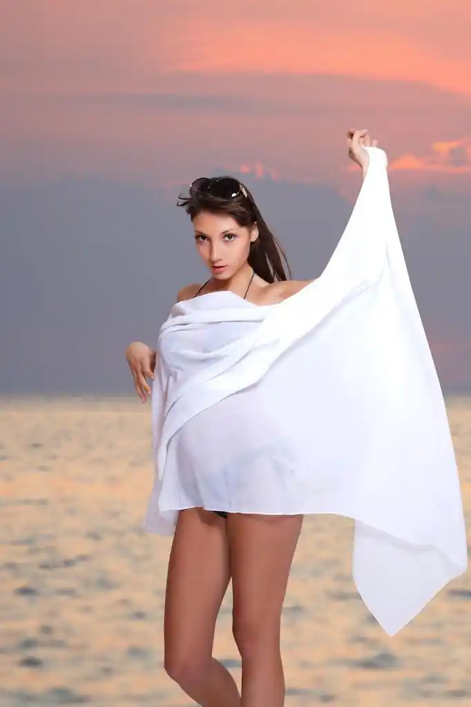 比基尼的女人,美丽年轻比基尼模特与海在艾菲尔铁塔的背景上