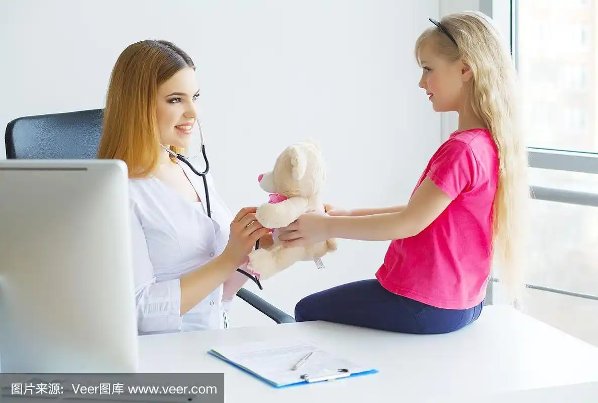 医生在医院给一个小女孩做检查