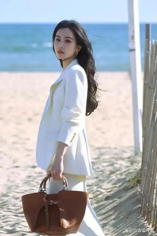 刘诗诗白裙海边写真曝光,被风吹起的长发太仙了