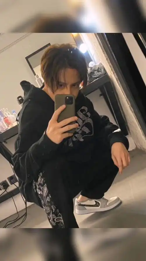 37岁薛之谦自拍,看起来就像一个18岁的少年