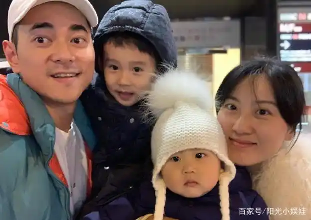 李晨老婆三胎孕照曝光,夫妻俩散步有说有笑,李晨的小肚子亮了!