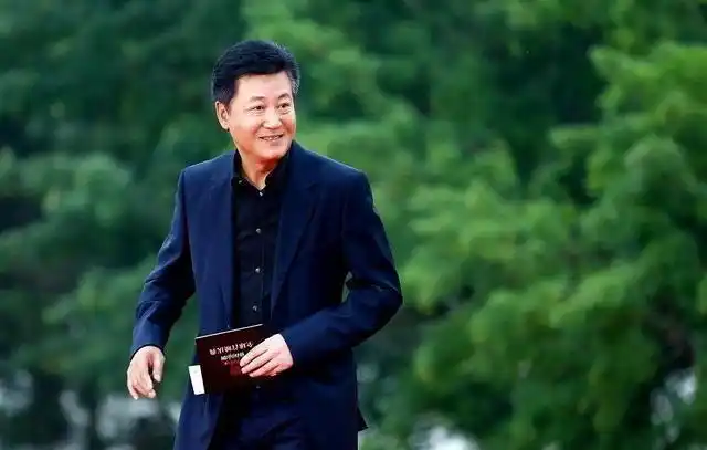 赵宝刚被称为中国言情剧第一导演,执导很多经典作品,其老来得子并非是