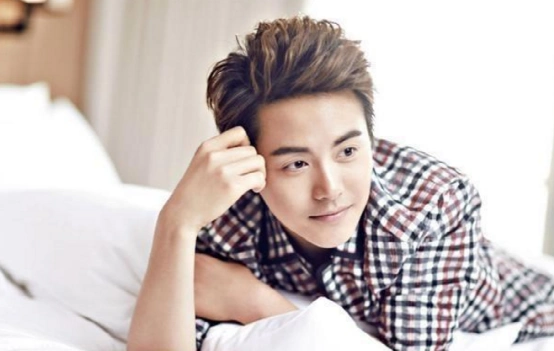 马天宇晒出现实的豪宅,客厅衣物杂乱摆放,平时也是很少收拾