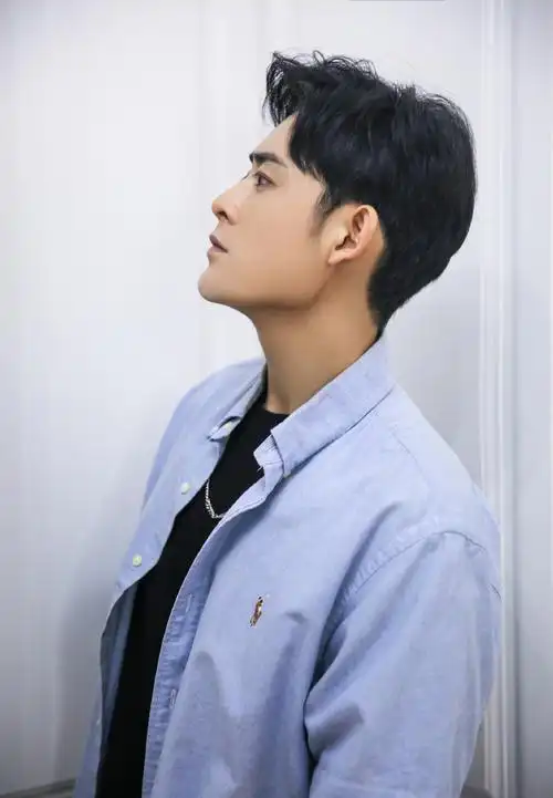 李欣泽蓝色衬衫帅气写真图片
