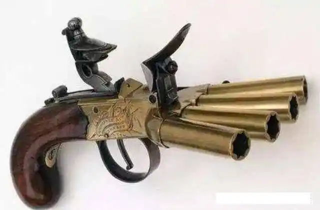 这把手枪与其说是武器不如称之为工艺品.