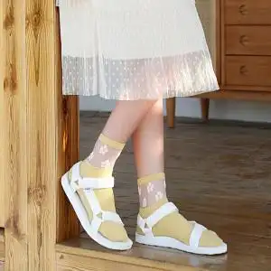 配凉鞋的黄色袜子女ins潮夏天春季泫雅风小花中筒薄款玻璃丝韩国
