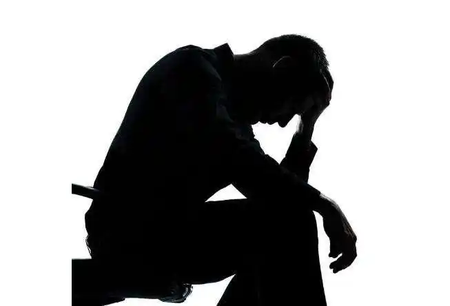 伤感绝望头像男失望的图片一个人抱头心碎绝望的伤感图片伤心的图片带