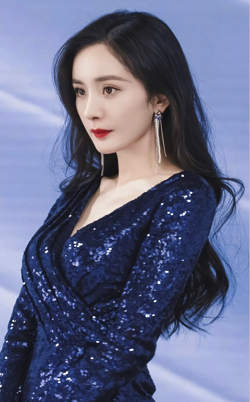 杨幂新代言生图曝光,无美颜照片实力挽尊,肤白貌美看呆粉丝!