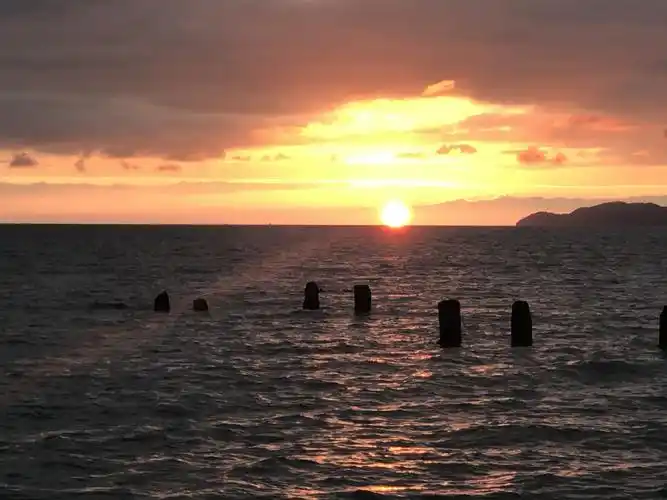 傍晚的三亚湾,落日余晖千变万化,一时一景,景景不同