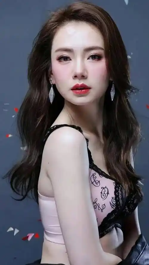 宝妈戚薇晒美照:蕾丝内衣配黑色外套,身材完美肚子无赘肉引热议_网友