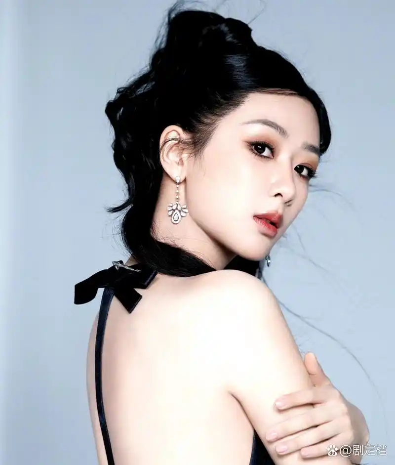 以前可爱的杨紫,长成了如今成熟有魅力的杨紫,不断蜕变,大女人的自信!