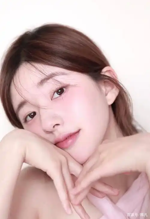 赵露思身穿一袭粉色露肩衣裙,她俏脸清丽,皮肤白皙,妆容精致,浓眉大眼