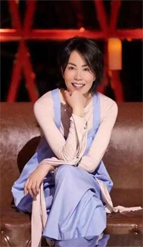 55岁天后王菲近照来了,尽显随意飒爽!谢霆锋一直爱慕是有原因的