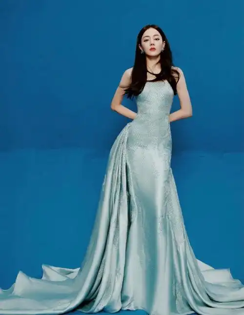 迪丽热巴今日份活动造型图集 julien fournié高定礼服尽显曼妙身姿