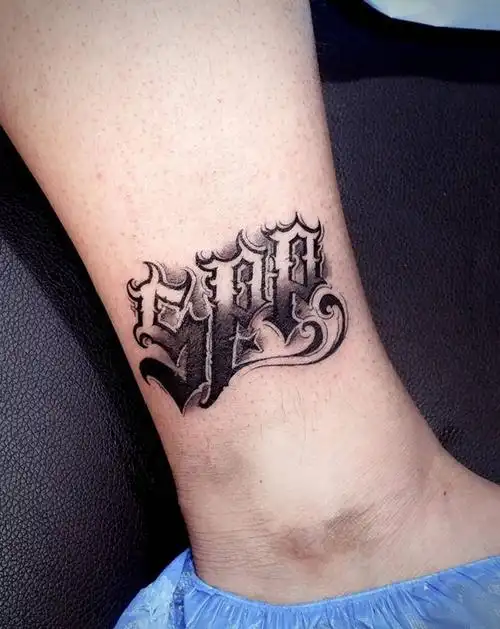 名字纹身图片_腿部花体字姓名设计哥特纹身图案