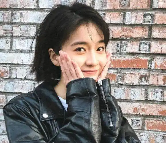 原创张雪迎现身片场运动鞋暴露真实身高这下没人说她柯基腿了