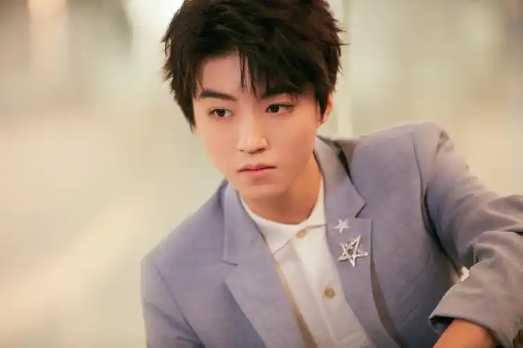 王俊凯新造型太抢眼,穿"雾霾蓝"西装帅气且绅士,尽显男神本色